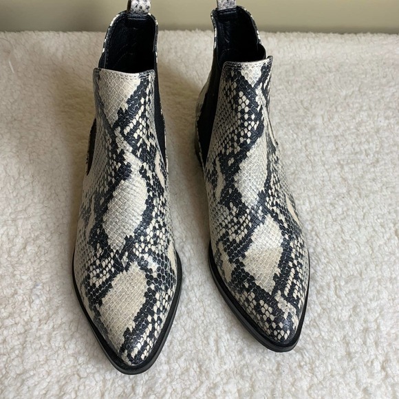 Steve Madden Boots Womens‎ 5.5M Black Cream Barrel Snakeskin Ankle Booties - Picture 1 of 9